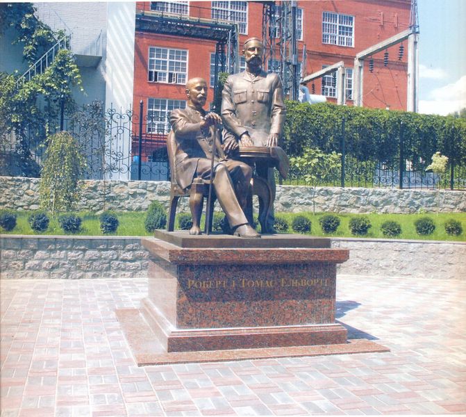 Пам’ятник Роберту й Томасу Ельворті у м. Кропивницький. 2004. Бронза